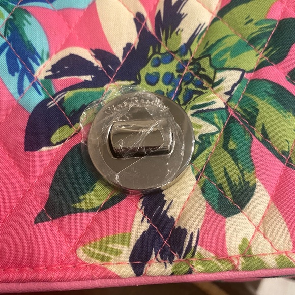 Vera Bradley Turn lock crossbody Tropical print pink quilted Bag NWT - Picture 2 of 14